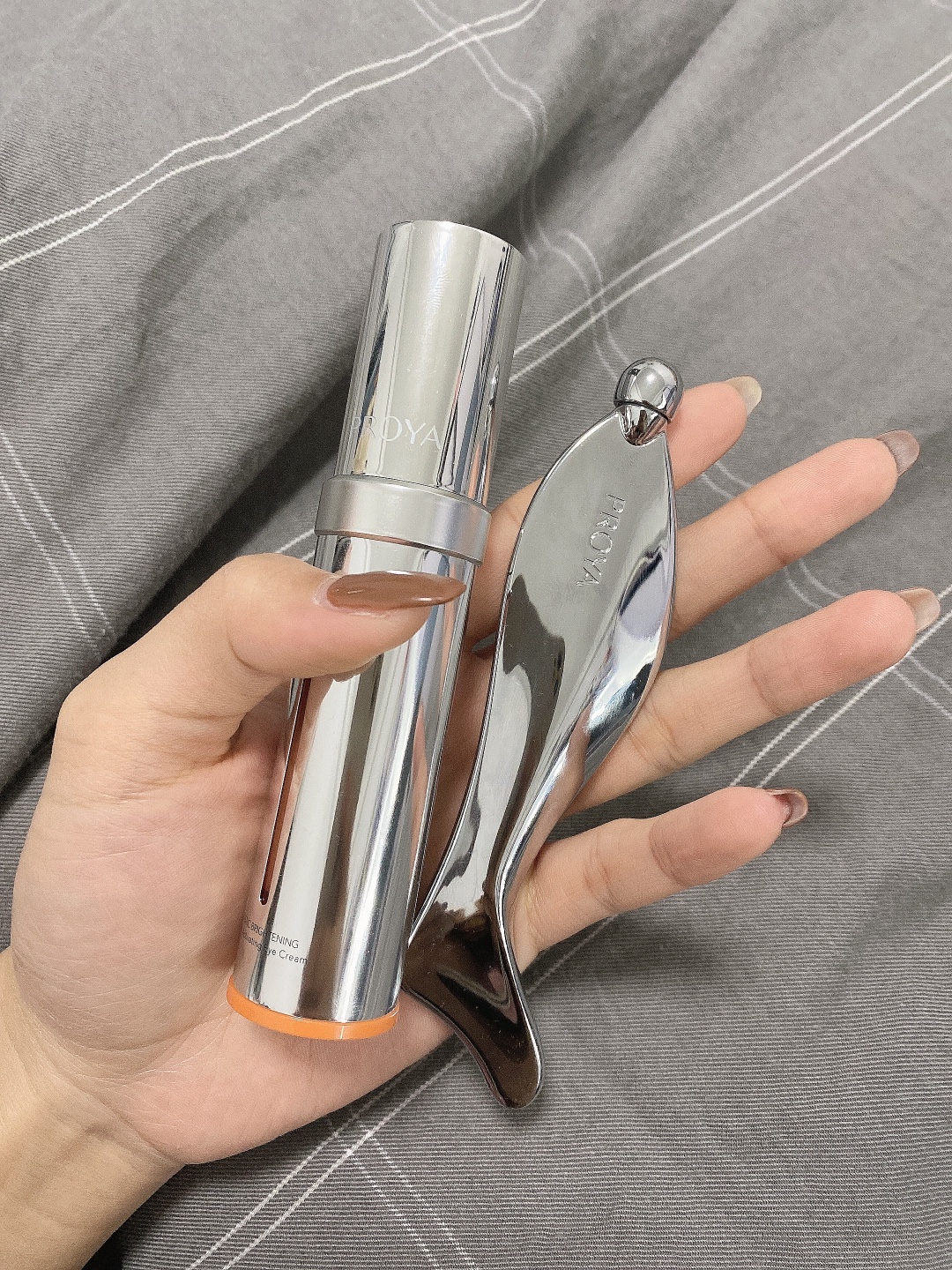 眼霜—Kerrykerry宝贝收到了，，，刚用肌肤嘟噜嘟噜的喝水，，，用完之后脸明显变白了，，很喜欢